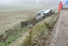 Asfalto ghiacciato: tre auto finiscono nei fossi. 25enne in ospedale