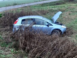 Incidente nella notte a Motteggiana, auto finisce fuori strada a causa della nebbia