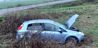 Incidente nella notte a Motteggiana, auto finisce fuori strada a causa della nebbia