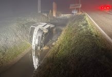 Asfalto ghiacciato: tre auto finiscono nei fossi. 25enne in ospedale