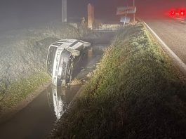 Asfalto ghiacciato: tre auto finiscono nei fossi. 25enne in ospedale