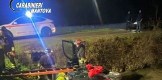 Esce di casa e non rientra: anziano ritrovato ferito dopo ore nell’auto finita fuori strada