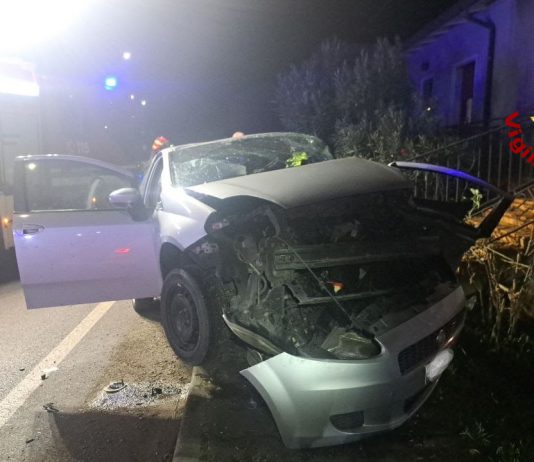 Sustinente: l’auto esce di strada si schianta contro una casa. Paura per cinque giovanissimi