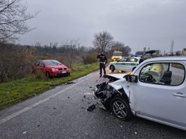 Positivo all’alcoltest invade la corsia opposta: scontro frontale, feriti due anziani