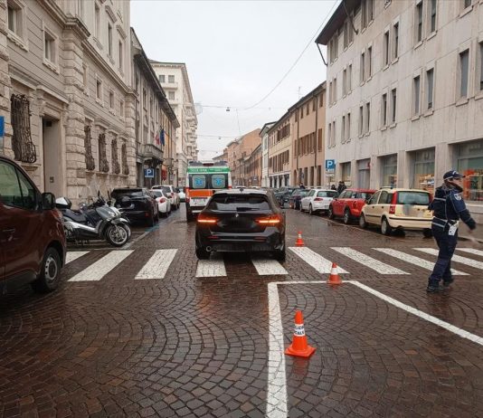 Investimento in centro a Mantova, ferita una 66enne trasportata al Poma