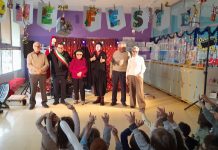 Levata, sorrisi e applausi per il clown PassPass nello spettacolo natalizio alla scuola dell’infanzia