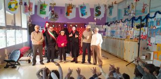 Levata, sorrisi e applausi per il clown PassPass nello spettacolo natalizio alla scuola dell’infanzia