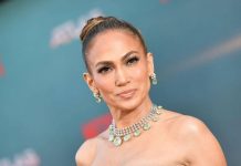 Jennifer Lopez e gli auguri di Natale, il selfie non ‘convince’