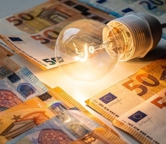 Bollette della luce, in arrivo il bonus di 55 euro contro il caro energia