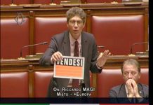 Manovra, Magi con cartello ‘vendesi’ in Aula: “Democrazia parlamentare sta marcendo”