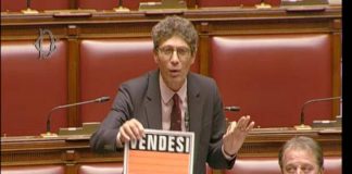 Manovra, Magi con cartello ‘vendesi’ in Aula: “Democrazia parlamentare sta marcendo”