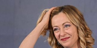 Meloni ai suoi: “Avete lavorato bene, ora riposatevi”. Resta il ‘mistero’ sul regalo