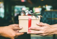 Natale, regali a rischio esplosione? La minaccia dietro smartphone e pc