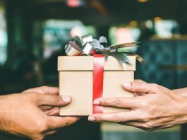 Natale, regali a rischio esplosione? La minaccia dietro smartphone e pc