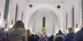 Messa di riparazione nella chiesa profanata a Ostia, cardinale Reina: “Feriti ma ne usciremo più forti”
