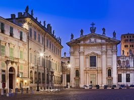 Malore alla guida davanti al Duomo: auto contro una colonnina, paura per una famiglia