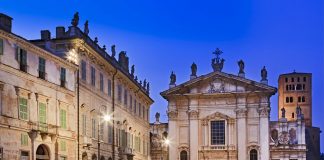 Malore alla guida davanti al Duomo: auto contro una colonnina, paura per una famiglia