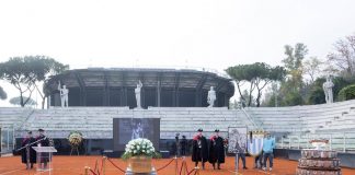 Nicola Pietrangeli, camera ardente al Foro Italico sulle note di Aznavour. Alle 15 i funerali