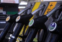 Benzina e diesel, prezzi calano ancora: verde ai minimi da oltre 4 anni