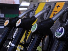 Benzina e diesel, prezzi calano ancora: verde ai minimi da oltre 4 anni