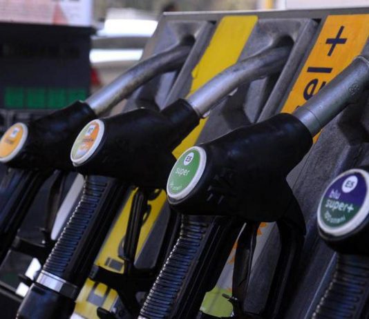 Benzina e diesel, prezzi calano ancora: verde ai minimi da oltre 4 anni
