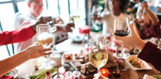 Come prepararsi alle abbuffate di Natale, 5 consigli per gestire ‘tour de force’ a tavola