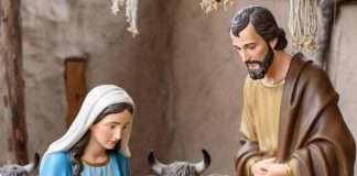 Si finge statua e si nasconde nel presepe, il sindaco scopre il latitante