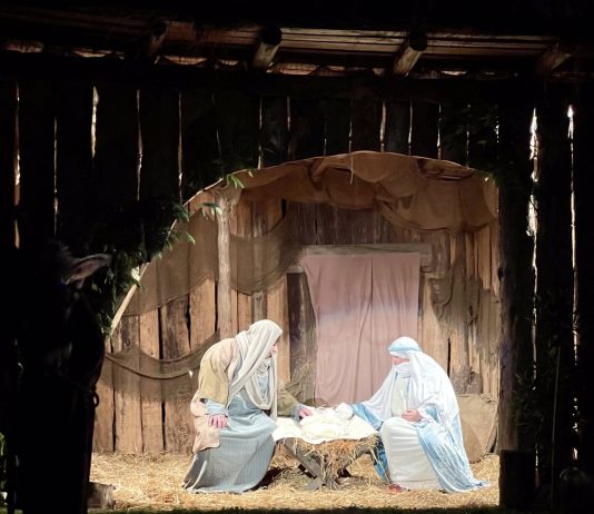 La pioggia non spegne la magia dei Presepi Viventi di San Biagio e Piubega