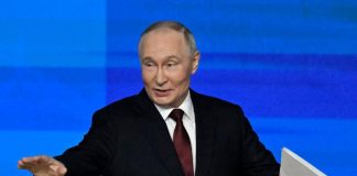 Putin e la conferenza show: “Sono innamorato e lavoro troppo”
