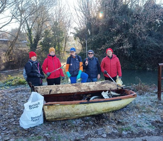Gli Amici di Attila puliscono la Mantova-Peschiera: trovate anche due barche abbandonate