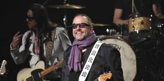 Morto Raul Malo, voce dei Mavericks e icona del country latino