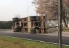 Romanore, rimorchio carico di legname si rovescia: provinciale Cisa bloccata e traffico in tilt