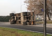 Borgoforte, rimorchio carico di legname si rovescia: provinciale Cisa bloccata e traffico in tilt