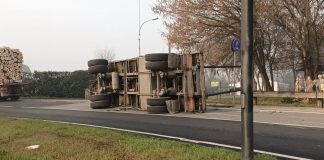 Borgoforte, rimorchio carico di legname si rovescia: provinciale Cisa bloccata e traffico in tilt