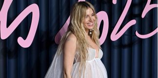 Sienna Miller è incinta, l’annuncio sul red carpet dei Fashion Awards 2025