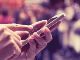 Ostiglia, si fa prestare il telefono per una chiamata urgente e poi scappa: denunciato