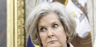Susie Wiles: “Trump ha personalità da alcolista”. Poi nega. E’ bufera sulla capa di gabinetto