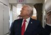 Trump e il bagno occupato sull’Air Force One: “C’è qualcuno lì dentro?”