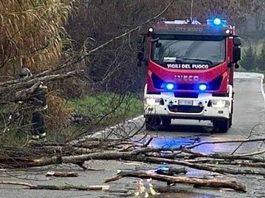 Vigilia di Natale tra forte vento e pioggia: tantissimi interventi dei Vigili del Fuoco