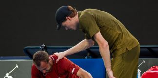 Gaston si ritira dopo aver perso i primi due set, Sinner avanti a Melbourne
