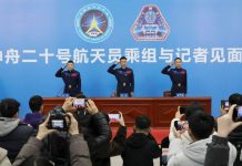 Cina, conferite medaglie ai tre astronauti della missione Shenzou-20