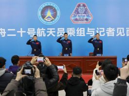 Cina, conferite medaglie ai tre astronauti della missione Shenzou-20