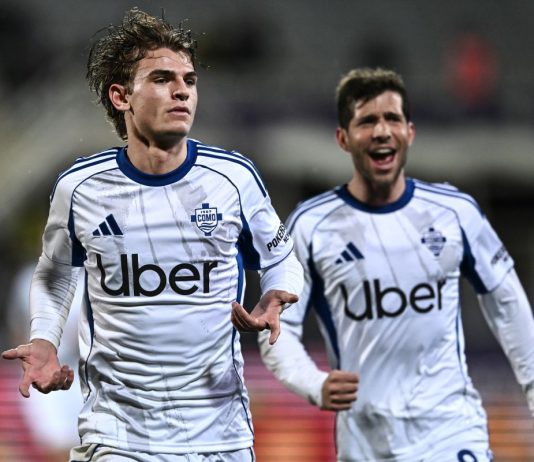 Il Como vince 3-1 in rimonta a Firenze, ai quarti contro il Napoli