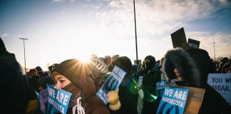 In migliaia a Minneapolis contro Ice, appare a sorpresa Bruce Springsteen