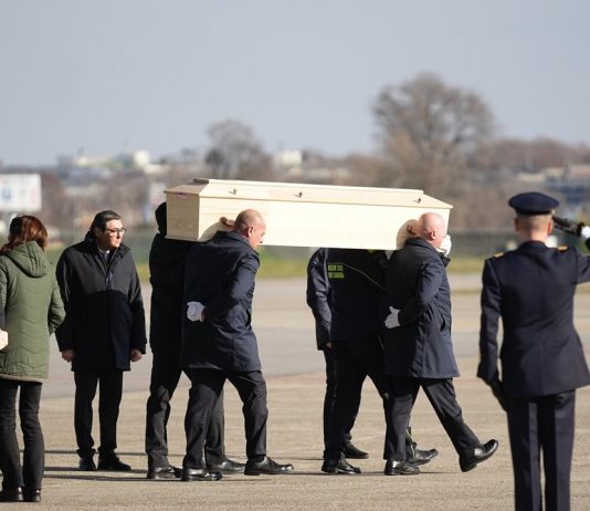 Crans Montana, rientrate le salme dei ragazzi italiani. Fontana: “un grande dolore”