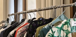 Capi vintage in vendita per restaurare abiti antichi: a Palazzo d’Arco torna VestiArte