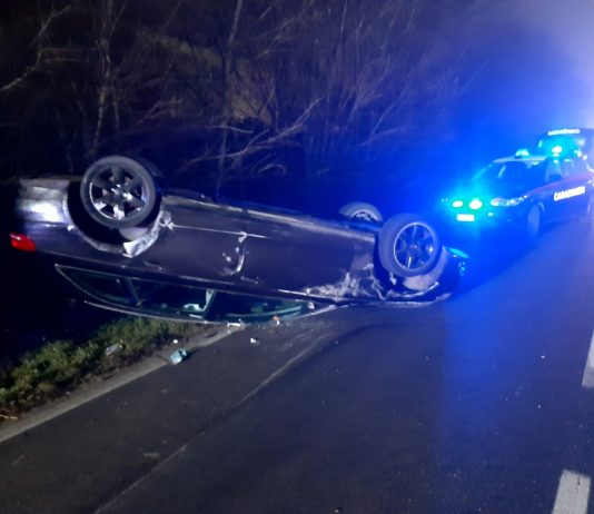 Auto si ribalta sulla Sp50 a Suzzara, tre giovani feriti trasportati a Mantova