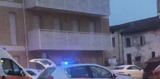 Casaloldo, scontro tra furgone e auto: i mezzi sfondano la porta di un negozio