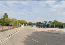 Picchiato davanti a scuola: studente 17enne finisce al Poma