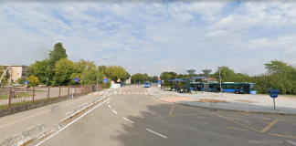 Picchiato davanti a scuola: studente 17enne finisce al Poma